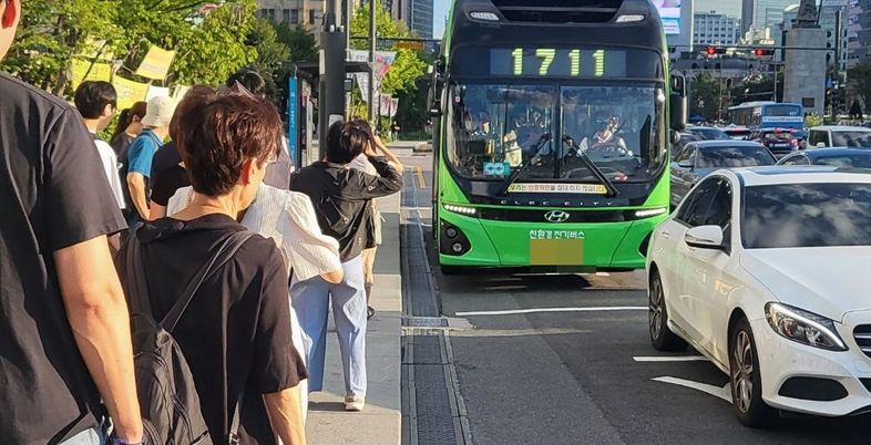 "사이드미러로 칠까 무서워"…버스 다가올 때 연석 끝에 서 있는 시민들 [데일리안이 간다 87]