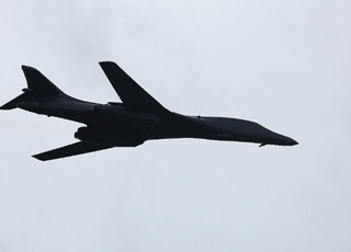 美 전략폭격기 B-1B, 국군의 날 앞서 韓 공군과 연합훈련