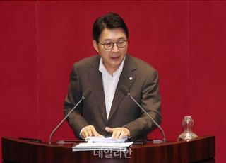 與 "진흙탕 국감 만들겠다는 민주당…이성 되찾아야"