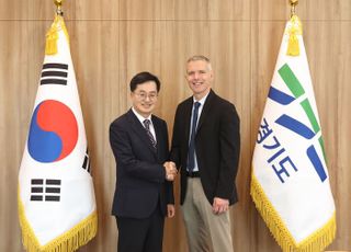 김동연 만난 루크 쉐퍼 미시간대 석좌교수 “경기도 기회소득 세계적 훌륭한 모델 될 수 있는 프로그램”