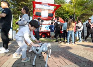 “AI 쉐프가 요리”…KT, 장기고객 초청 캠핑행사 진행