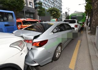 동대문구 한국외대 앞에서 4중 추돌사고…70대 택시 운전자 "급발진" 주장