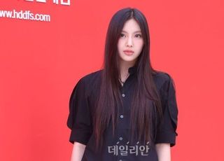 뉴진스 혜인, ‘정치색’ 논란에 결국 ‘파란 버니즈’ 사진 삭제