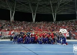 배워라! 야유 참고 응원만 했던 축구팬들의 공감 능력 [기자수첩-스포츠]