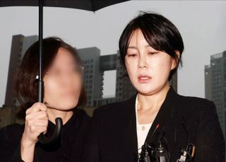 "문다혜, 우산도 직접 못 드냐" 출석 모습 논란