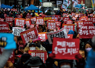 경찰, '윤석열 퇴진' 촛불행동 압수수색…6300명 명단 확보