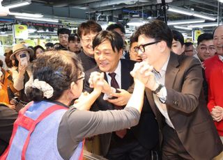 [현장] '윤한면담' 후 첫 공개행보 한동훈…강화군민 목소리 어땠을까