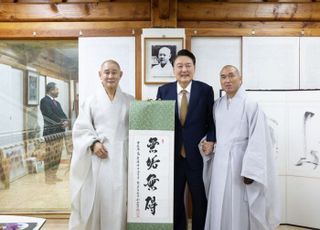 부산 범어사 찾은 윤 대통령 "힘든 상황, 업보로 생각…돌 던져도 맞고 가겠다"