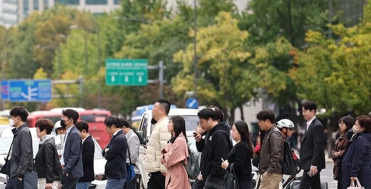 [오늘 날씨] 전국 새벽까지 비, 낮에도 바람 쌀쌀...반려견 추위 느낄 때 하는 행동은?