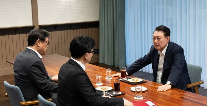 대통령실이 밝힌 '윤 대통령·한 대표 81분 면담' 분위기와 내용은