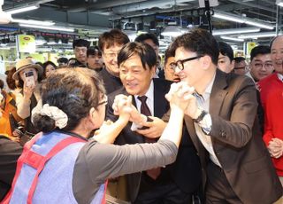 [현장] '윤한면담' 후 첫 공개행보 한동훈…강화군민 목소리 어땠을까