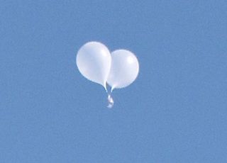 용산 대통령실 청사에 북한 쓰레기 풍선 낙하…"위험성 및 오염성은 없어"