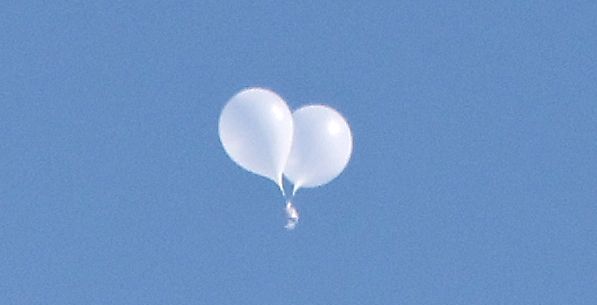 용산 대통령실 청사에 북한 쓰레기 풍선 낙하…"위험성 및 오염성은 없어"