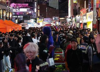 핼러윈 맞아 신난 사람들…경찰 3천명은 주말 새벽근무