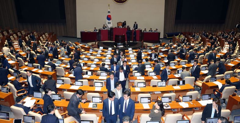 "국민 만나러 가는 것" "마땅히 하셔야"…尹 '시정연설 불참' 시사에 전문가도 우려 [정국 기상대]