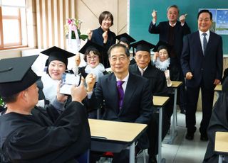 한 총리, 만학도들에게 한 약속 지켰다…평생교육시설에 정부지원 강화