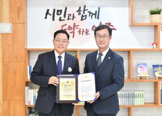 [포토] 강수현 양주시장,‘한국을 빛낸 글로벌 100인대상’ 기초단체장 행정부문 대상 수상