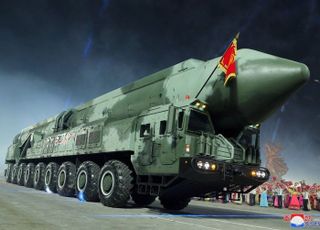 도발 임박 아니랬더니 보란듯…북한, 고체연료 ICBM 고각 발사