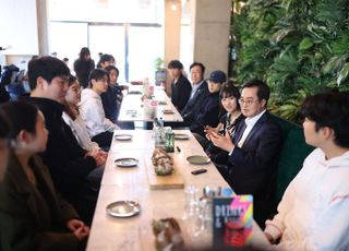 '유럽순방' 김동연, 유학생에 "꼭 한국에 들어오지 않아도 된다…글로벌하게 누벼라"