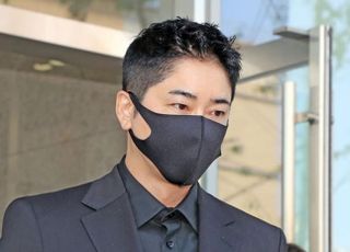 ‘스태프 성추행’ 강지환…법원 “전 소속사에 34억 지급해야”