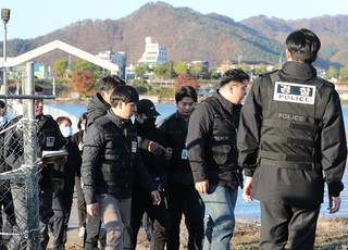 '북한강 시신 훼손·유기' 군 장교, 현장 검증…'묵묵부답'