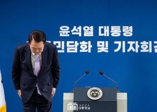 윤 대통령 지지율 17%…또 최저치 기록 [한국갤럽]