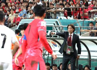 홍명보호, 중동 원정 2연전 위해 출국…7부 능선 넘나