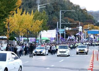 FC안양 창단 11년 만에 1부리그 승격…보랏빛으로 물들다