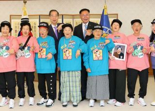 한 총리, 칠곡할매래퍼들과 점심 "총리 동생 보고 싶다고 하셔서 모셔"