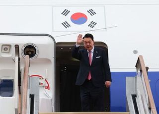 윤 대통령, APEC·G20 정상회의 참석 위해 출국…한동훈 배웅