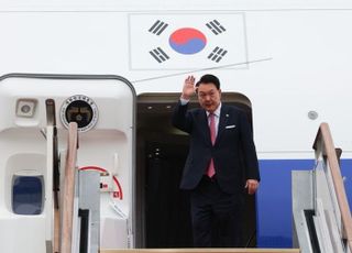 윤 대통령, APEC·G20 정상회의 참석 위해 출국…한동훈 배웅