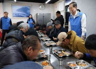 "살다 살다 총리랑 악수도 다한다"…한 총리, 쪽방촌 앞 급식소 '배식 봉사'