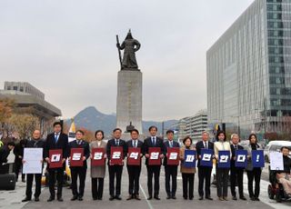 조국, '탄핵안 초안' 공개…"무도한 尹정권 조기종식 골든타임 사수"