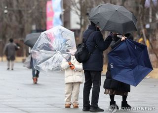 26일 전국 흐리고 비바람…오후엔 찬공기 내려오며 일부 지역 눈