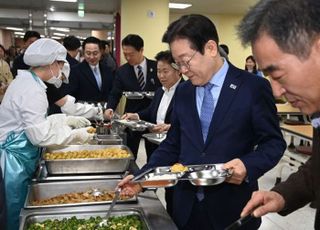 고교 찾은 이재명 "수십조원 '초부자감세' 정말 납득 안된다"