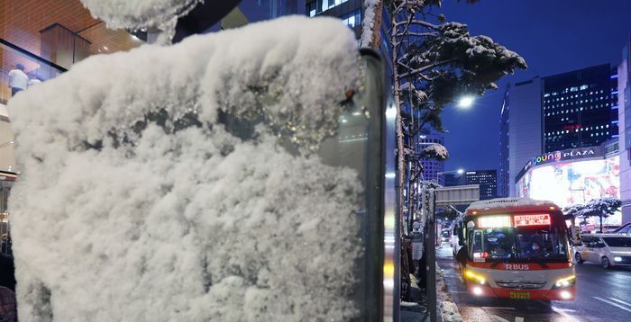 '재난 수준' 서울 출근길…이틀째 폭설로 지하철마저 지연