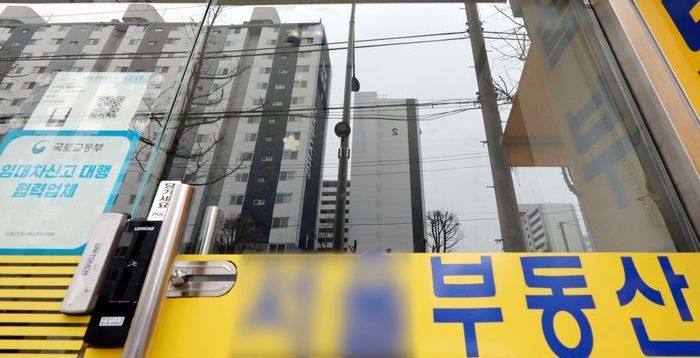 “집 살 타이밍, 글쎄”…대출 막으니 금리인하도 무용지물, 주택시장 ‘혹한기’