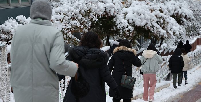 '눈폭탄' 멈추니 찾아온 한파…오후부터 다시 눈 또는 비