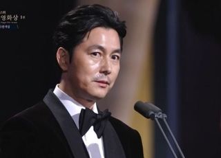 '혼외자 스캔들' 정우성, 청룡영화상 참석…"'서울의 봄'에 오점 남기 않길 바라"