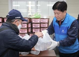 iM라이프, 탑골공원 무료급식소서 김장김치·방한용품 나눔