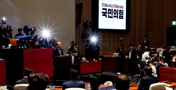 '전략적 모호성'에 뒤집어진 국민의힘…'김건희 특검' 집안 단속에 진땀 [정국 기상대]