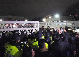 [속보] 국회의원 재적 190명 전원 찬성 비상계엄 해제 요구 결의안 가결…대통령 계엄령 선포 무효