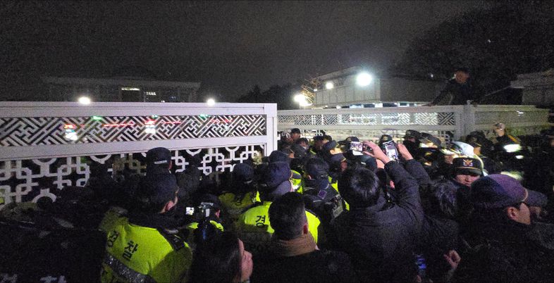 [속보] 국회의원 재적 190명 전원 찬성 비상계엄 해제 요구 결의안 가결…대통령 계엄령 선포 무효