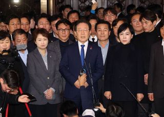 민주당 "윤 대통령 '내란행위', 퇴진 않으면 즉각 탄핵 절차 돌입"