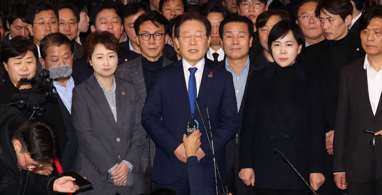 민주당 "윤 대통령 '내란행위', 퇴진 않으면 즉각 탄핵 절차 돌입"