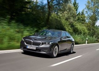 테슬라만 피해가는 캐즘… BMW, 2년 연속 '수입차 1위' 눈앞