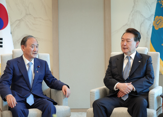 [실패한 계엄령] 日 스가 전 총리, 계엄 사태에 방한 취소