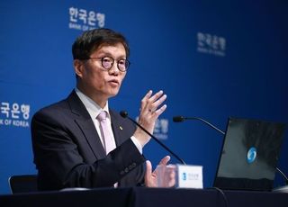 [실패한 계엄령]이창용 “금융시장 안정 찾는 중…금리경로·경제전망 영향 줄 수준 아냐”