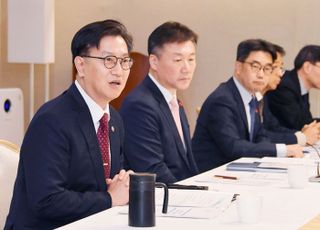 기재차관 "국민·기업, 경제활동 차분히 이어나가달라"