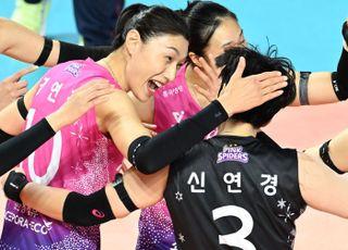 ‘이게 돼?’ 흥국생명, 뒤집기로 개막 12연승…김연경 28득점